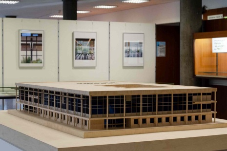 Holzmodell der Universitätsbibliothek Stadtmitte vor Ausstellungswänden