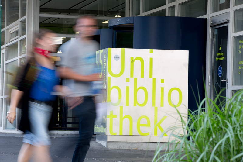 Bucheinwurfbox vor dem Eingang der UB Vaihingen