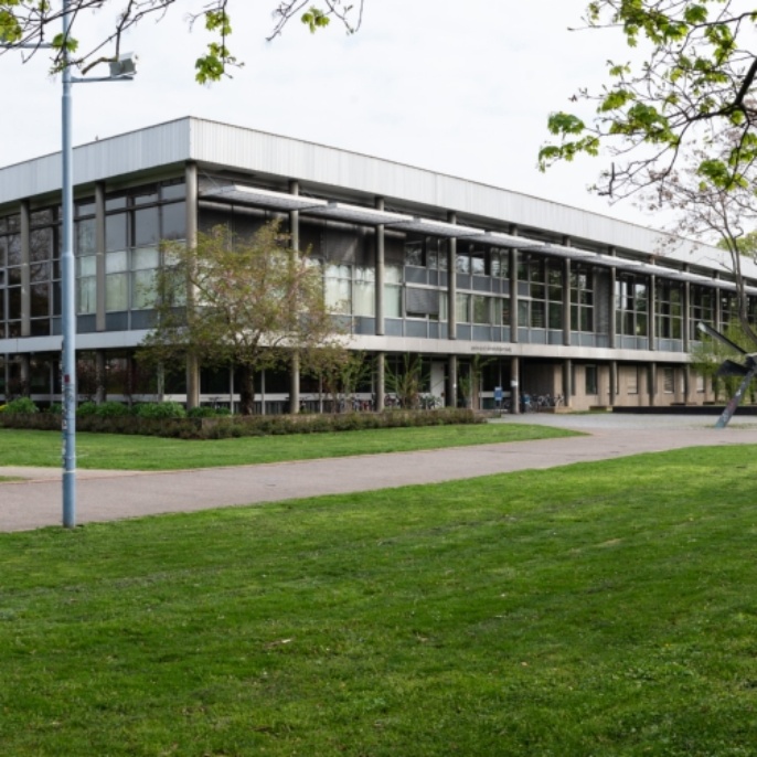 Das Gebäude der Universitätsbibliothek im Stadtgarten