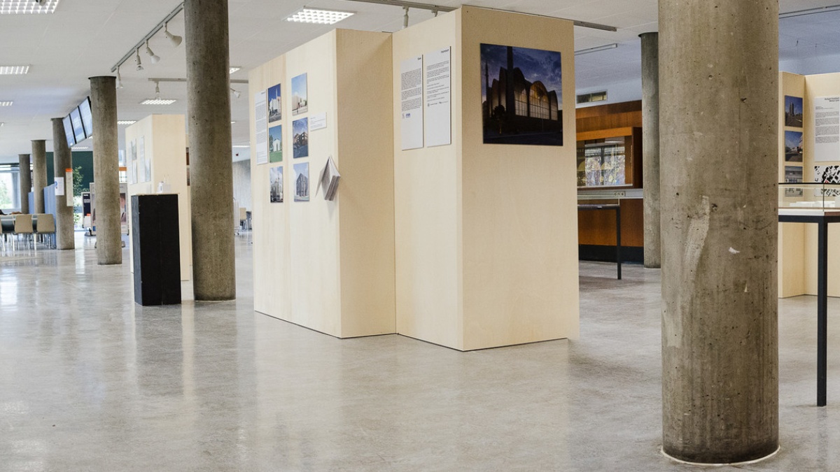 Ausstellungsbereich im Foyer der UB Stadtmitte mit Aufstellern