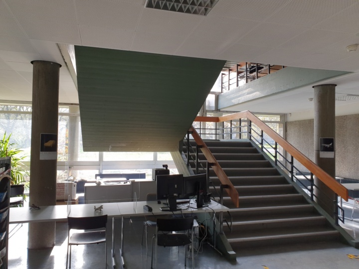 Neuer Standort der TIK-Benutzerberatung im Foyer der UB-Stadtmitte unterhalb der Treppe zum OG
