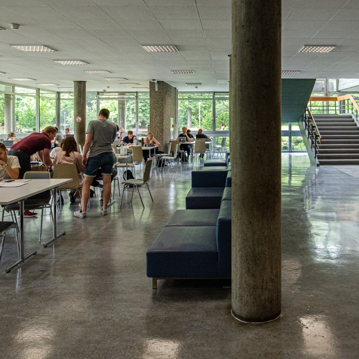 Workspaces for Groups in the Entrance Hall University Library City Center