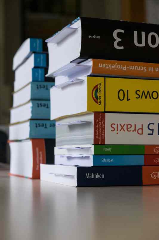 Lehrbücherstapel
