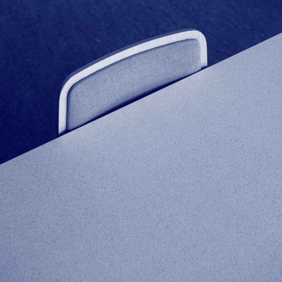 Stuhl und Tisch eines Lernplatzes