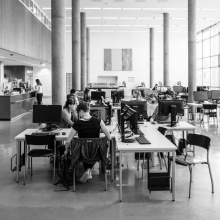 Eine Fotografie zeigt Studierende arbeitend in der Kataloghalle der Universitätsbibliothek Stadtmitte