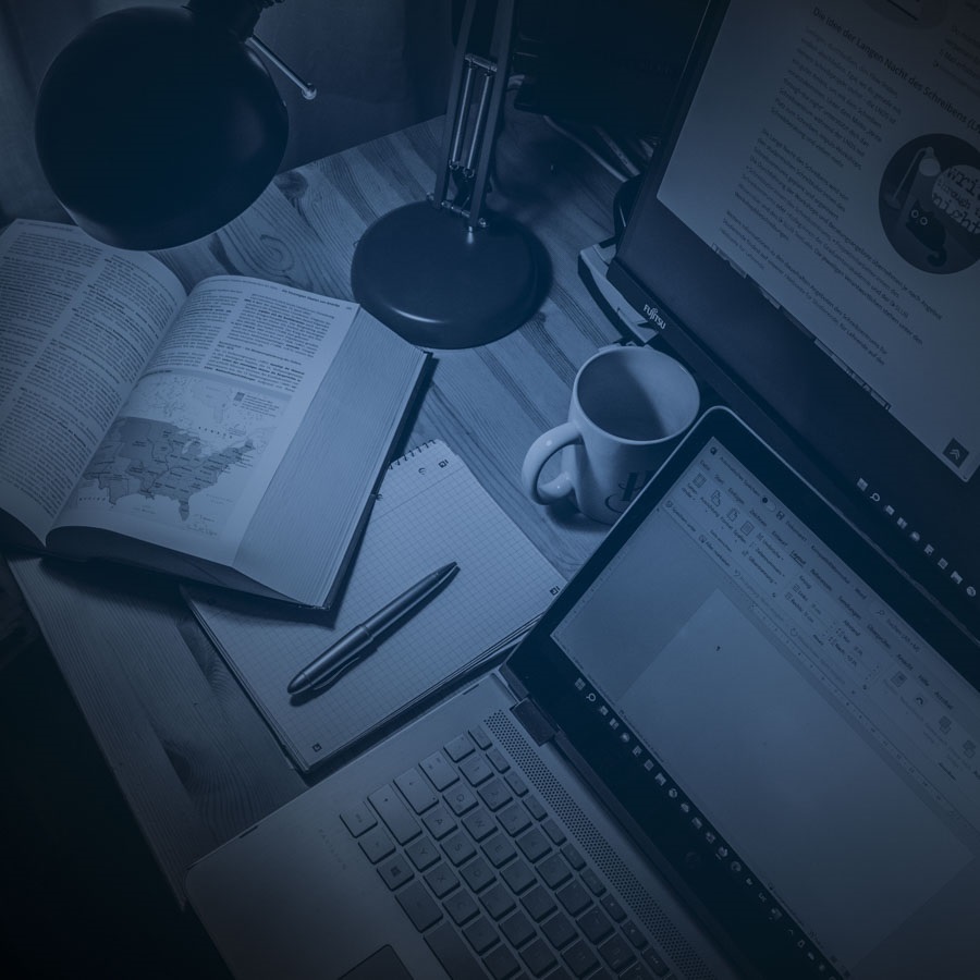 Arbeitsplatz mit Laptop Büchern, Notizen und Kaffee