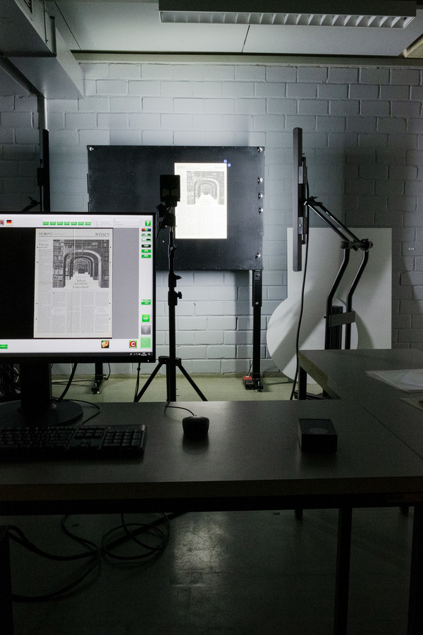 Digitalisierungsstudio mit Reprokamera, Saugwand und Beleuchtungseinheit