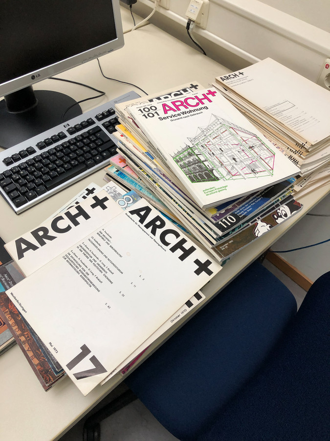 Zeitschriftestapel auf einem Schreibtisch