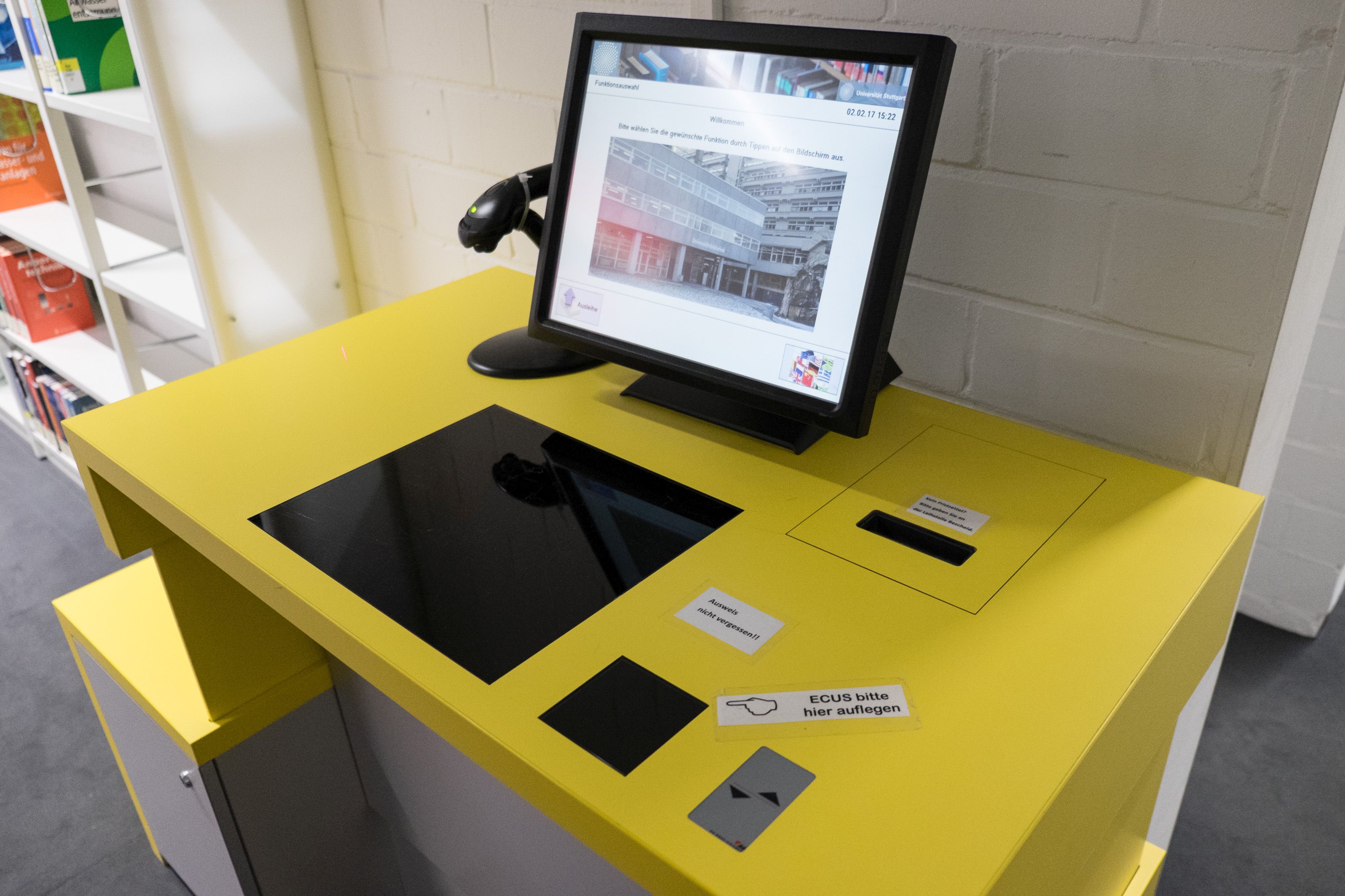 Ausleihstation in der Universitätsbibliothek in Vaihingen
